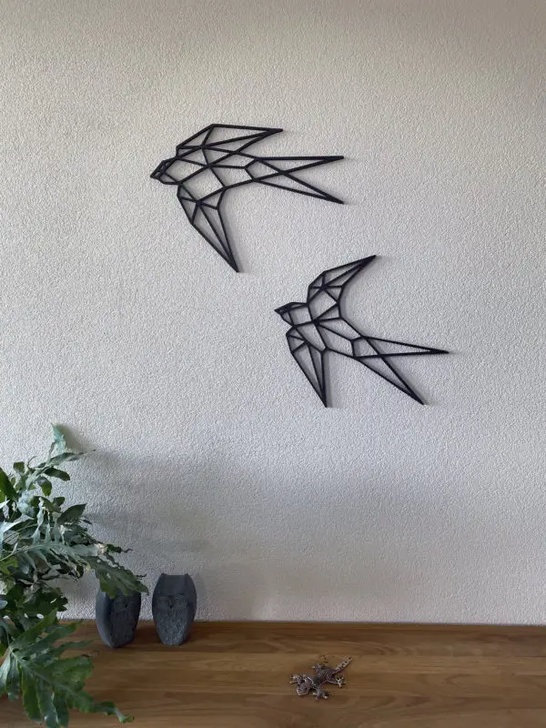 Zwaluw op witte muur
